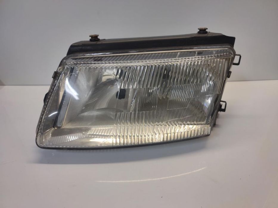 Farol Optica Frente Esquerda Vw Passat B5  1996 a 2000 Hella