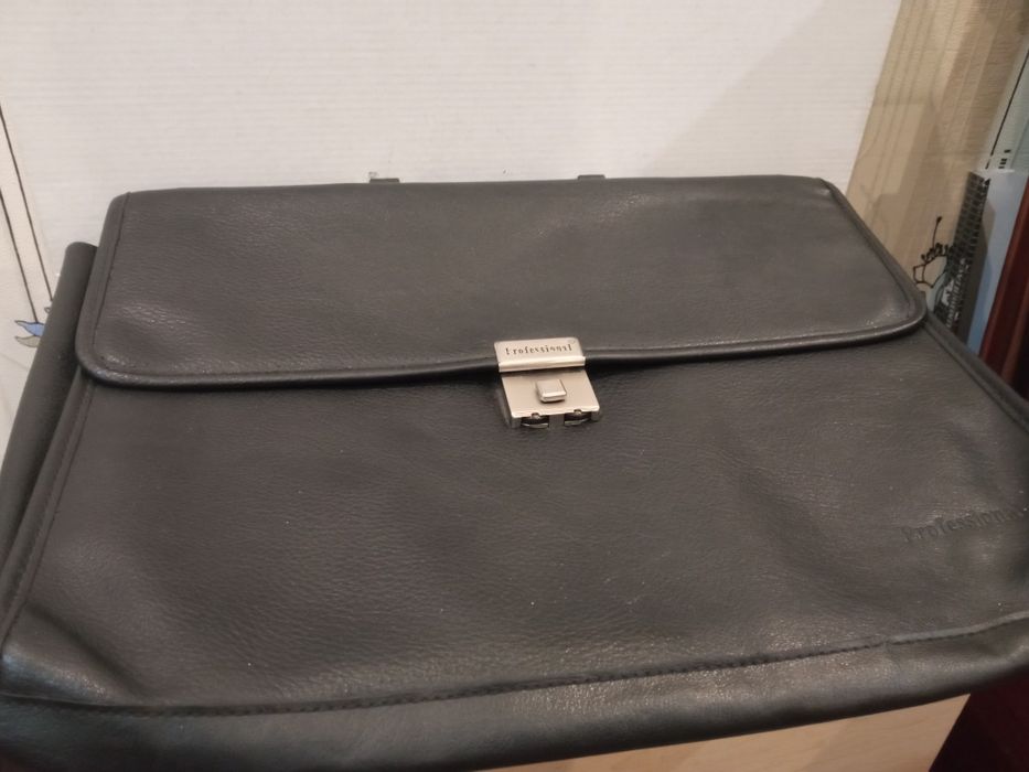 Продам портфель из ЭКО кожи Professional  c кодовым замком.