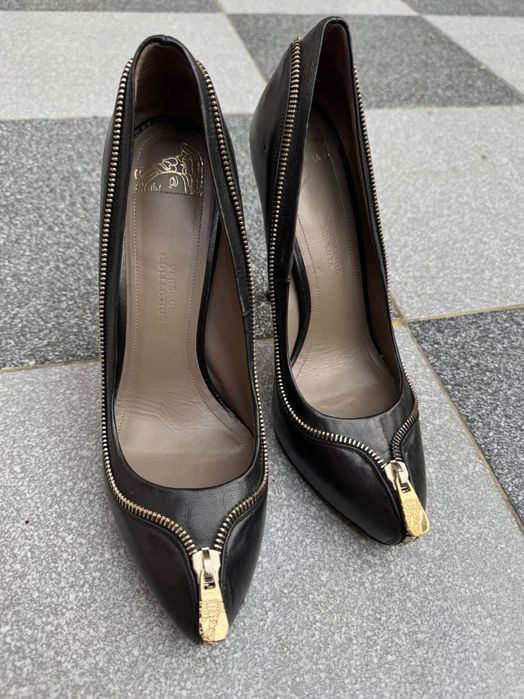 Szpilki marki Versace używane