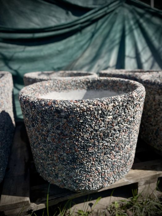 Вазони з митого бетону.