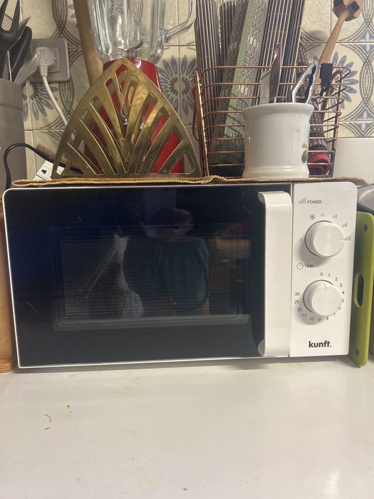 Micro ondas compacto Kunft cor branca - tem aoenas DOIS anos POUCO USADO