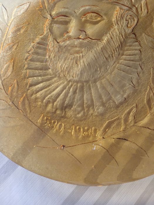Prato para bolo com gravura de Luis Vaz de Camoes