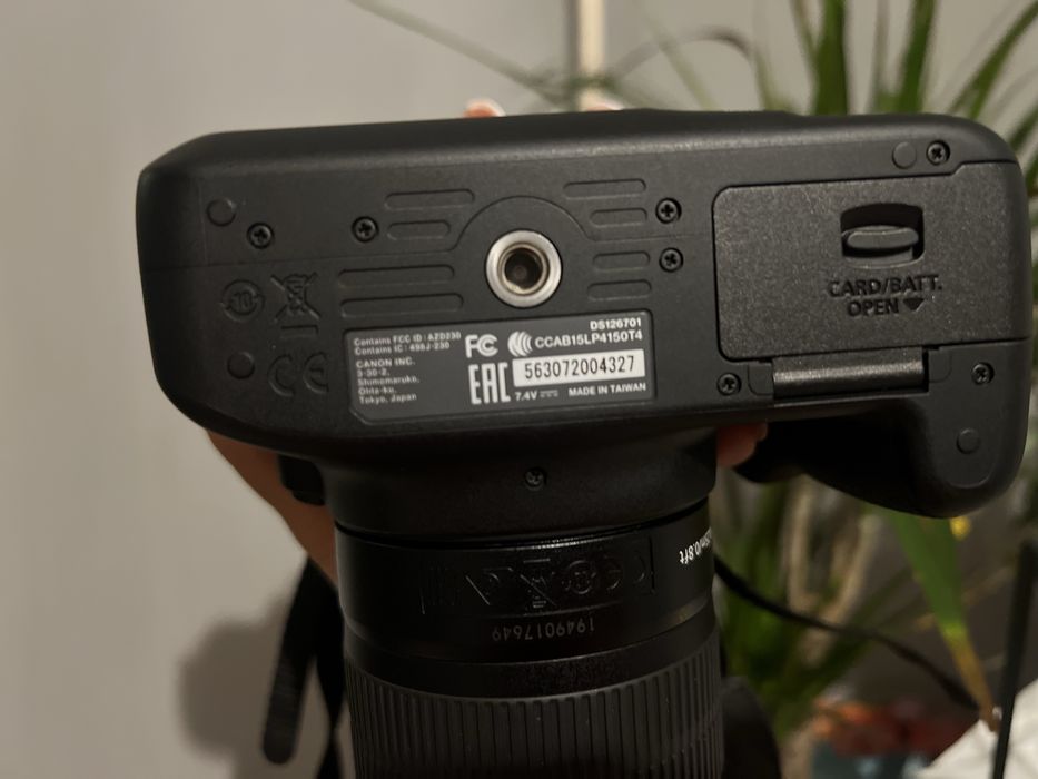 Продам фотоапарат Canon 4000D