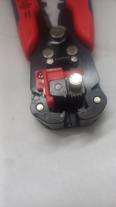 Клещи (стриппер) для снятия изоляции.