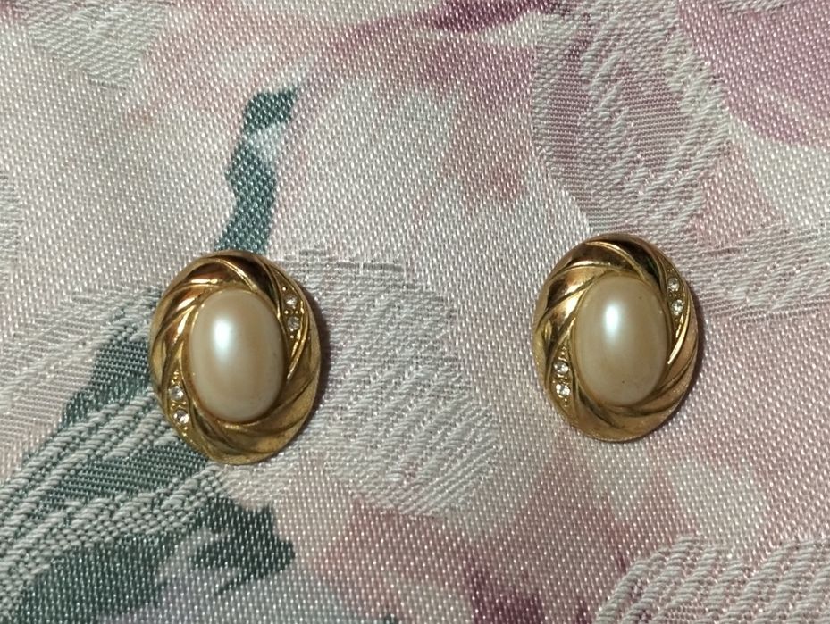 Brincos Vintage Dourados com Pérola Central e Cristais