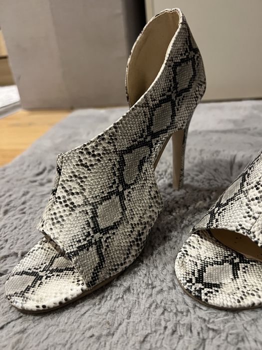 Piękne szpilki imitacja skóry węża rozmiar 36 firma SHEIN