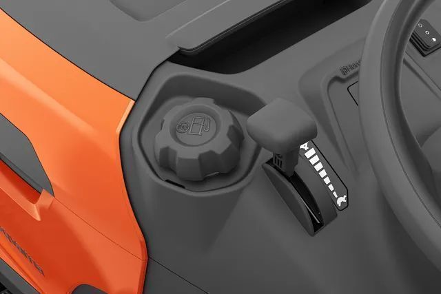 Traktor ogrodowy Husqvarna TC 220T – 108 cm, hydrostat, kosz, tempomat, silnik 708 cm³ Raty 0%