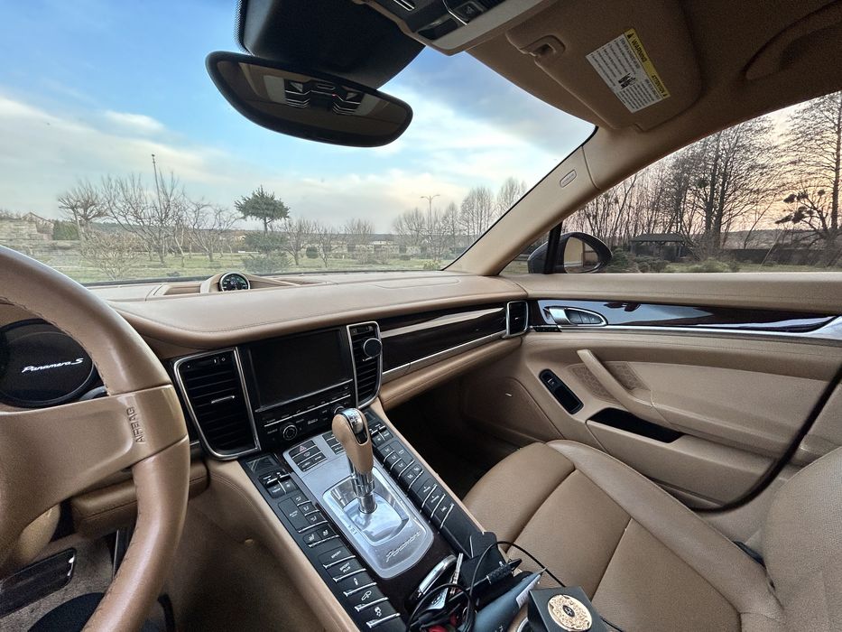 В продажі шикарний Porsche Panamera S (гібрід)