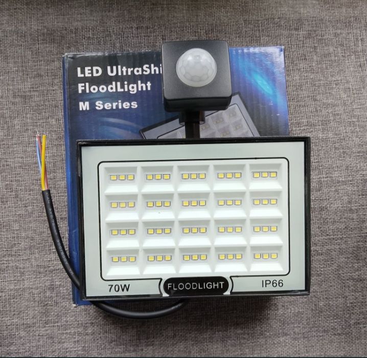 Halogen zewnętrzny LED 70W z czujnikiem ruchu