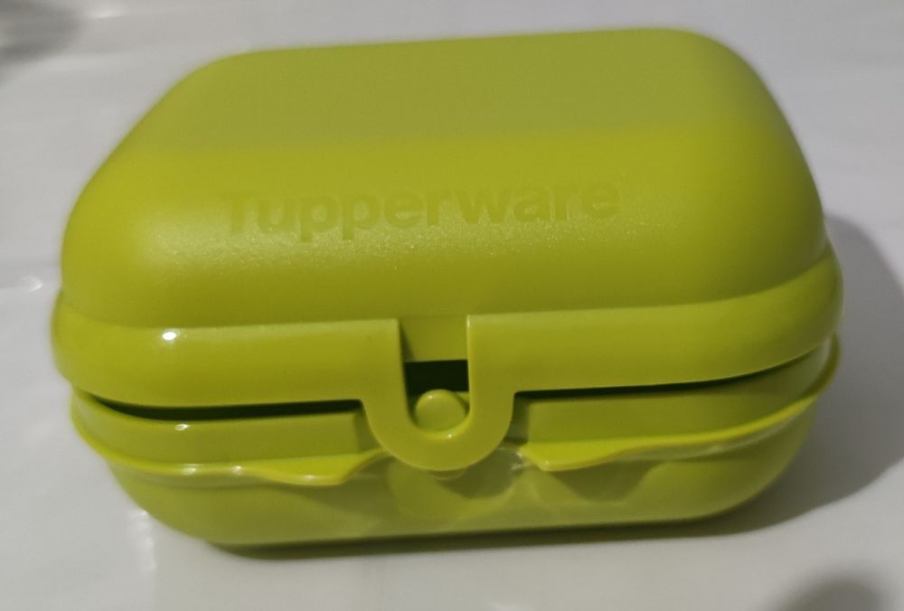 Recipiente verde para transporte e armazenamento da Tupperware