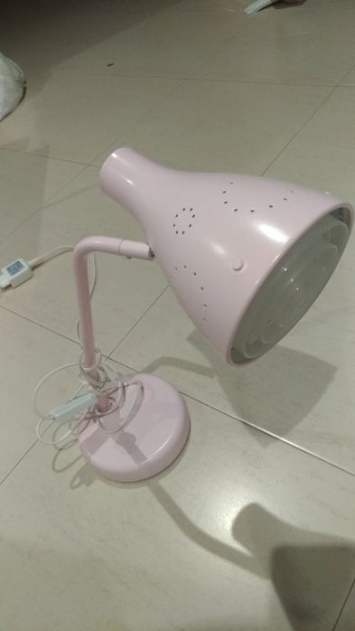 Dois Candeeiros , um branco  e outro rosa