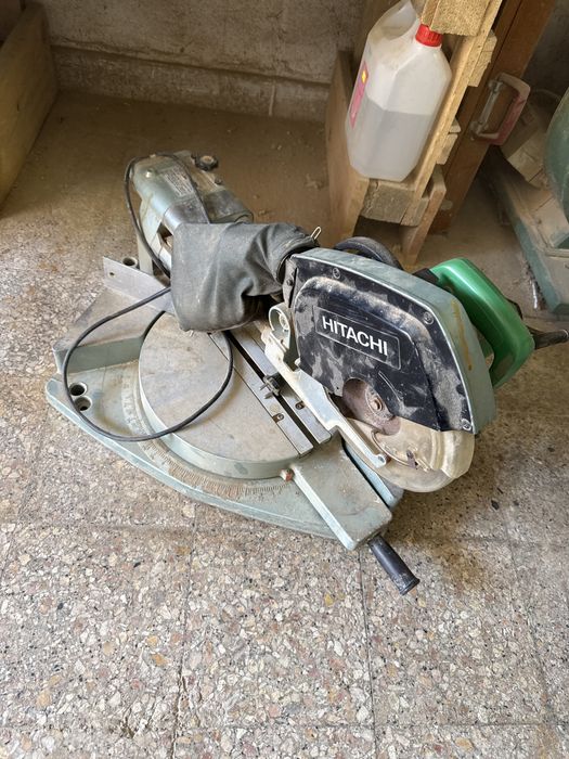 Meia-Esquadria Hitachi – Profissional, a Trabalhar Perfeitamente