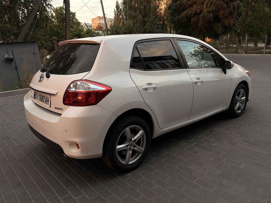 В продажу Toyota Auris 2010 рестайлінг
