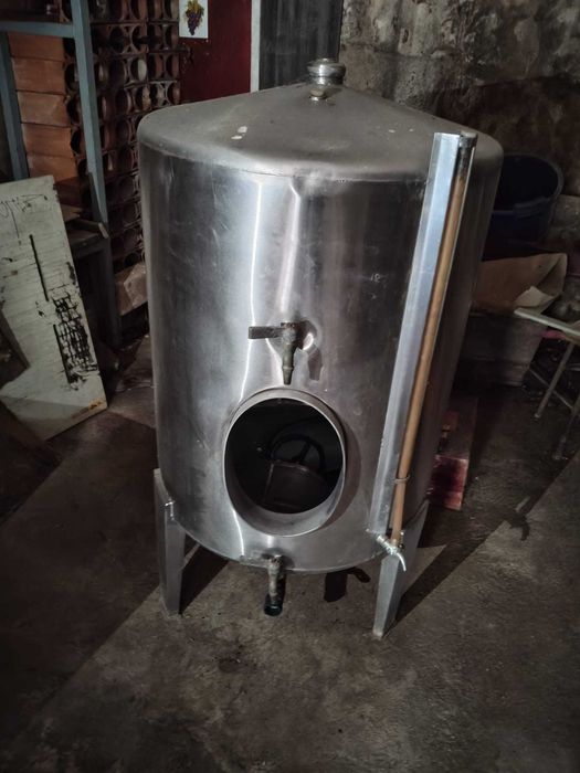 Vendo 2 cubas em inox em bom estado de 1000L. 500€ cada  1 cuba de inox de 250L. 200€