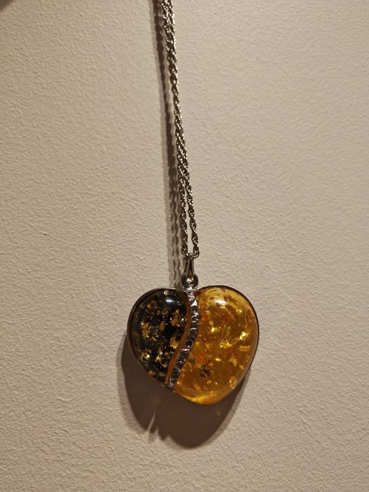 Srebrny naszyjnik, zawieszka w kształcie serca z motywem bursztynu