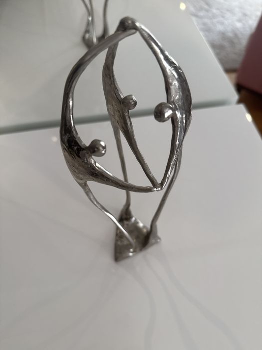 Estatueta em metal assinada pelo autor