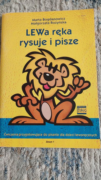 Lewa ręka rysuje i pisze