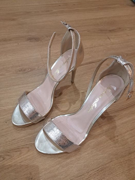 Złote buty szpilki