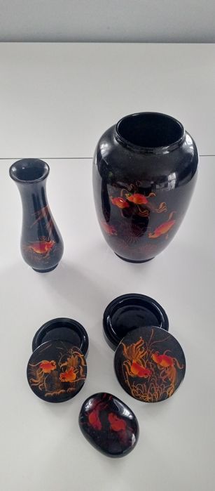 Wazony i szkatułki z laki