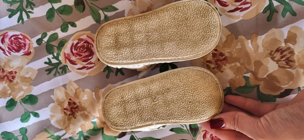 Босоніжки шкіряні на дівчинку 20 розмір білі