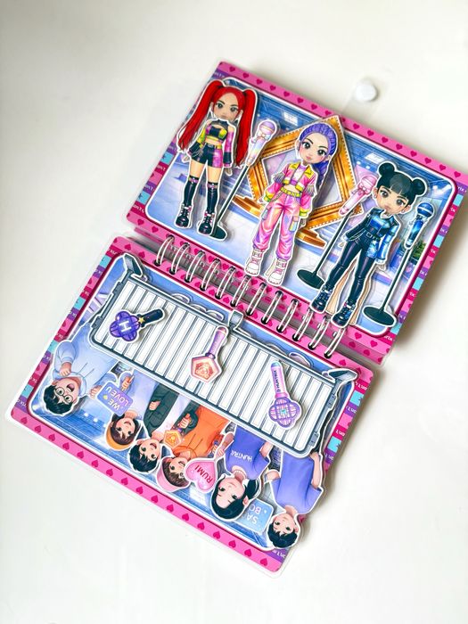 Huntrix, k-pop demon hunters - książka na rzepy dla fanów