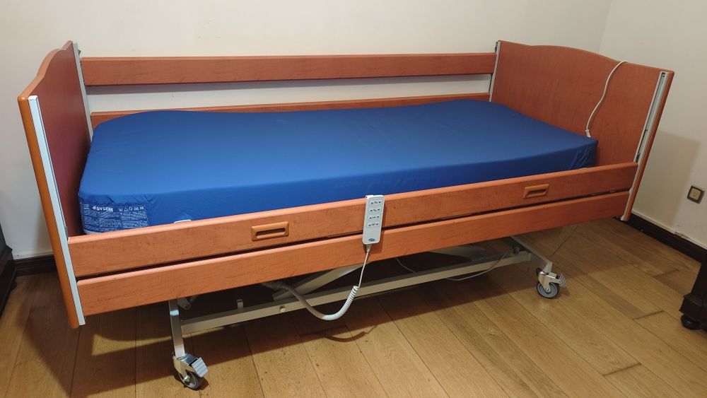 Cama Invacare com colchão anti-escaras