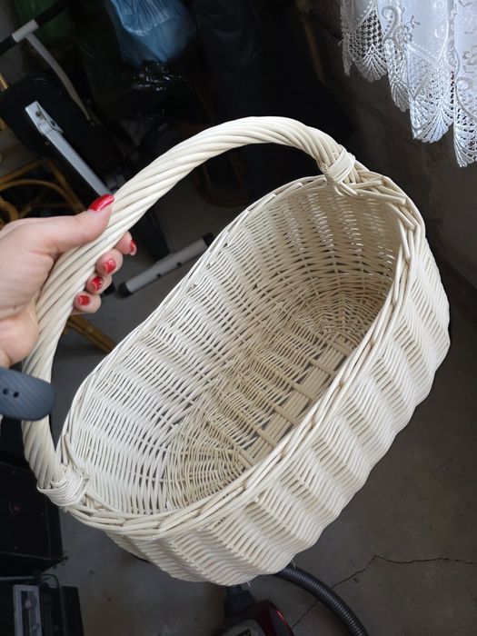 Biały kosz wiklinowy wesele 2 sztuki do sprzedaży cena jednego 60zł