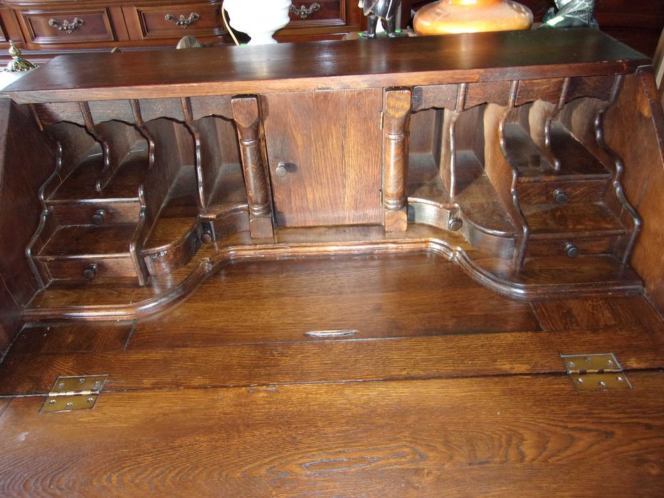 Sekretarzyk dębowy.Bardzo masywny lity dąb 100 %.