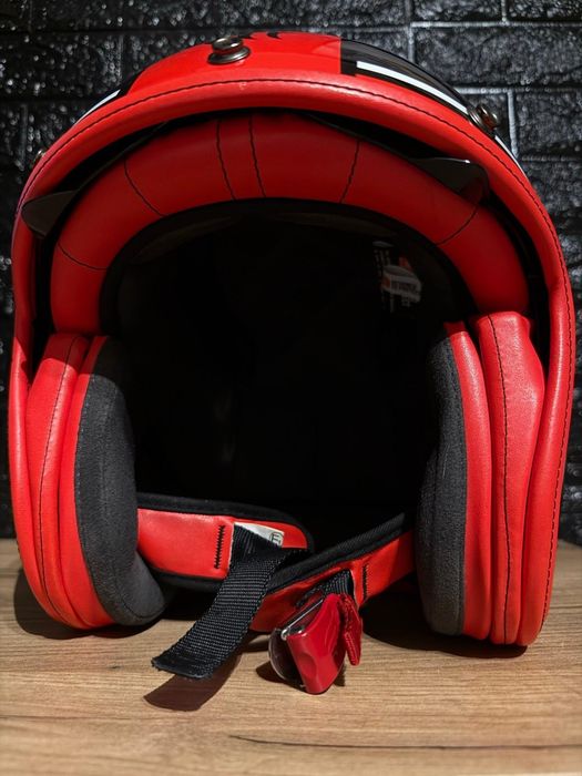 Capacete, com óculos sol