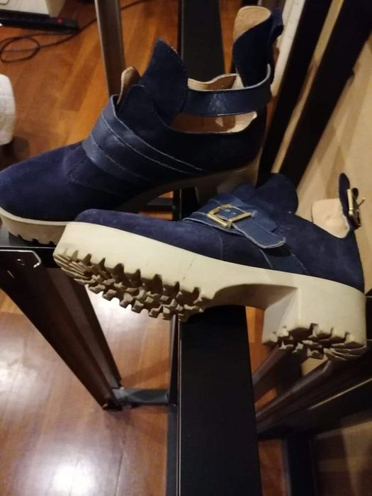Sapatos em camurça