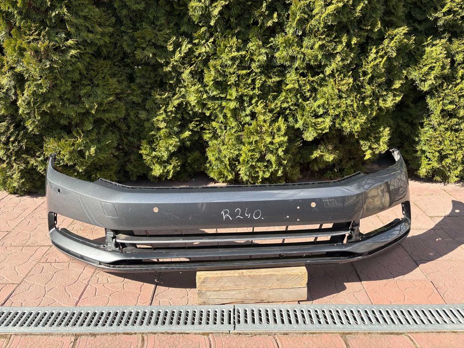 Бампер передній VW Passat B8 (парктронік 6шт)