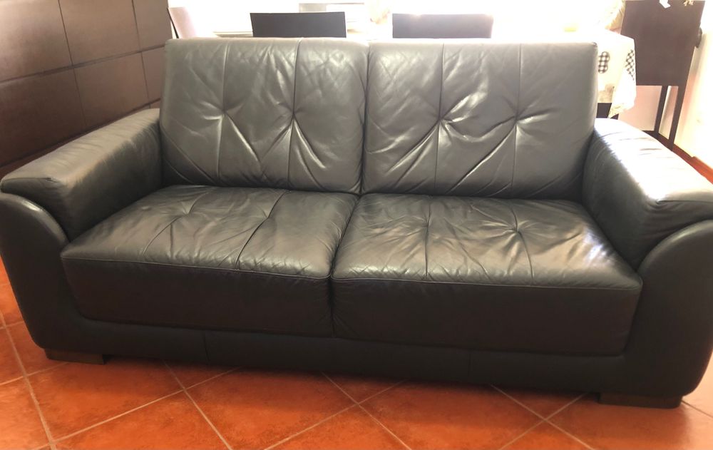Sofá em pele preto, 3 lugares, quase como novo. Bom preço