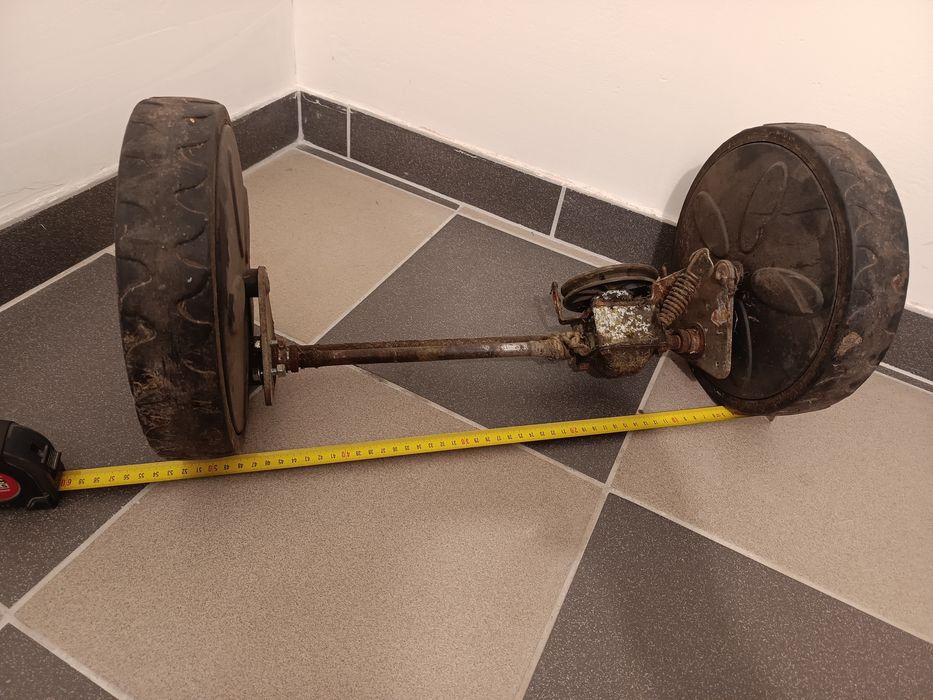 Koła od kosiarki spalinowej.