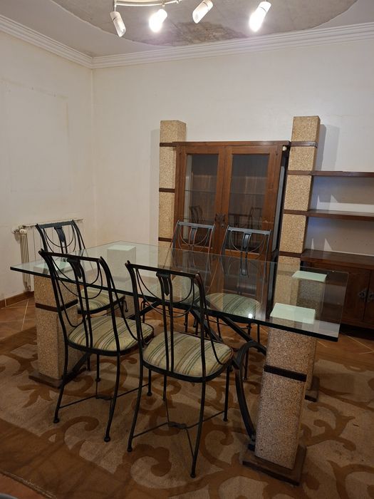 Sala de jantar com pedras em granito