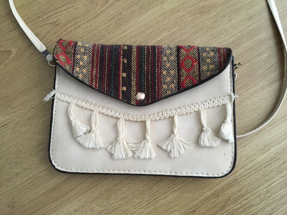 Torebka damska do letnich stylizacji ecru na pasku