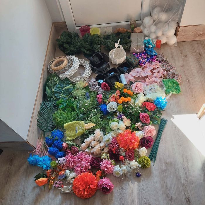 Pozostałość po rękodzieło. Wianki , kwiaty ,dodatki florystyczne.