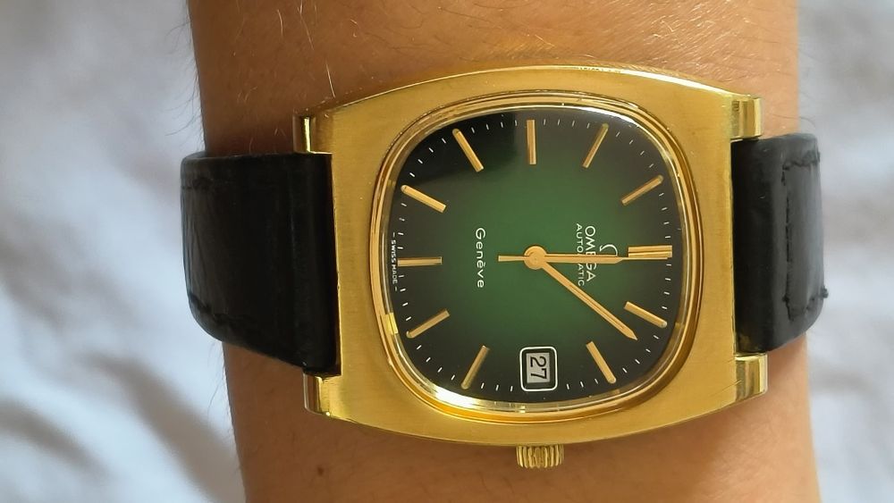 Relógio OMEGA TV DIAL com fundo verde.