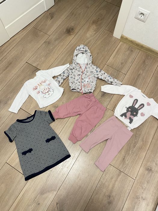 Продам набір одягу для дівчинки 9-12 місяців(два костюми та плаття)