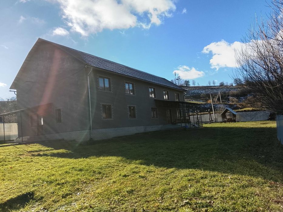 Житловий будинок з вбудованими приміщеннями комерційного призначення