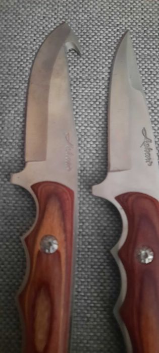 Noże Askari. W futerale.