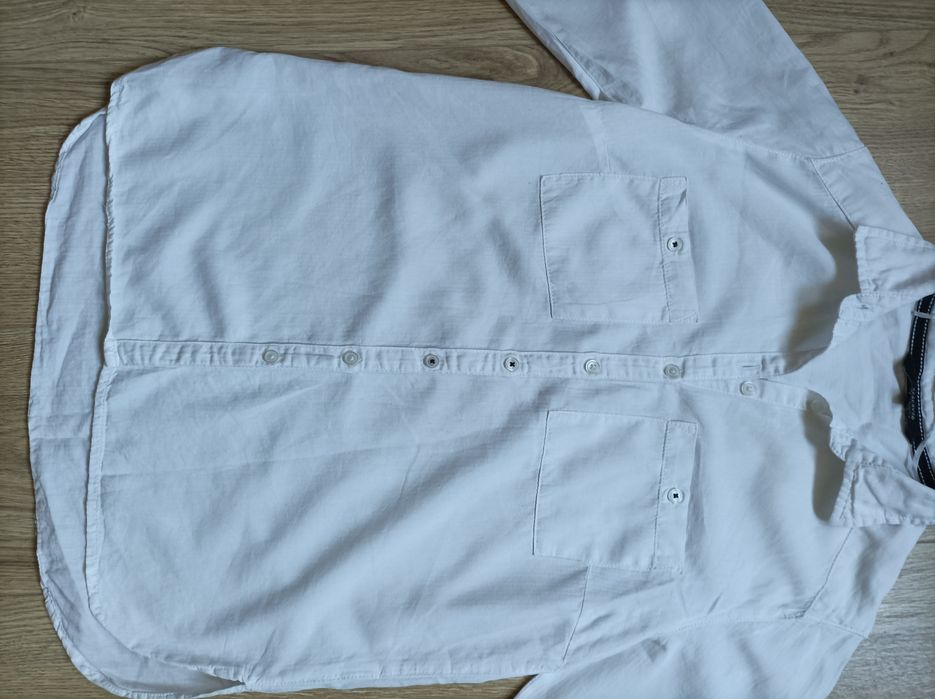 Biała koszula na długi rękaw