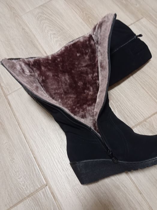 Жіночі сапожки на танкетці