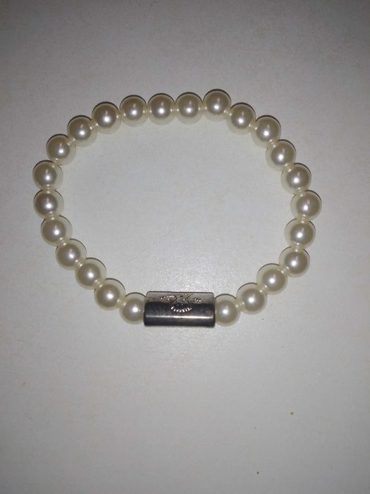 Pulseira branca em excelente estado
