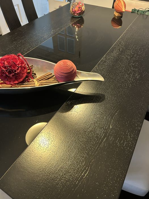 Conjunto de mesa de jantar, 6 cadeiras e aparador — madeira maciça preta