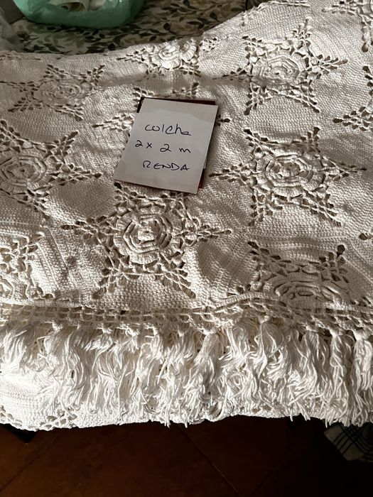 Vendo várias peças em linho e renda bordadas