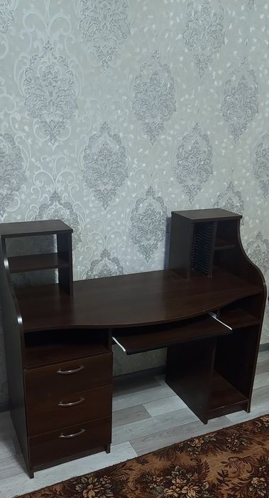 Комп'ютерний стіл