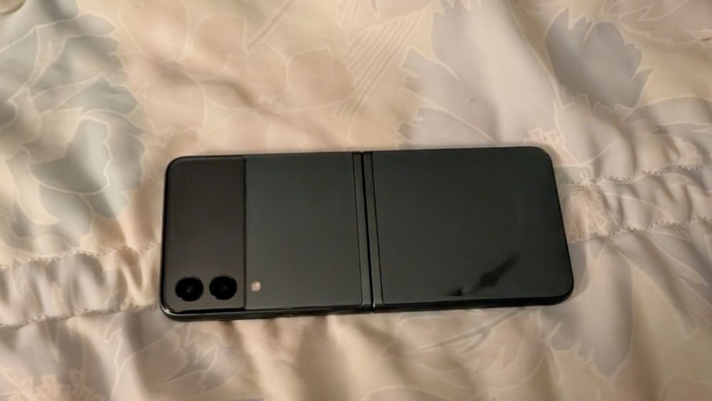 Vendo telemóvel marca Samsung Zflip 3 5G está como novo negócio em mão na minha ária de residência