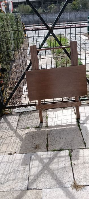 Vendo mesa de madeira pequena da para fechar e abrir