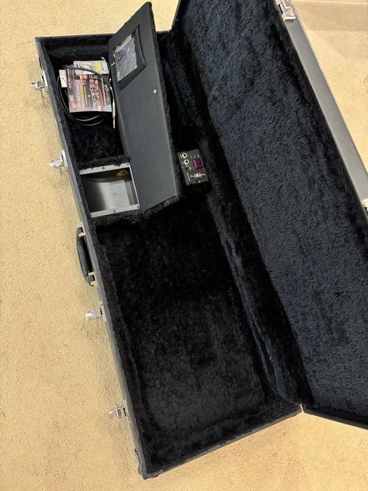 Кейси гітарні - Fender Tweed, Gibson LP 1980, Postal Monkey