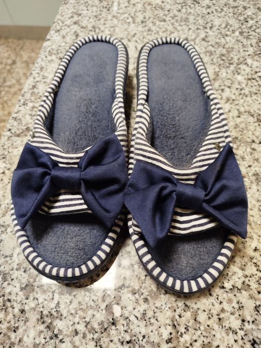 Chinelos de quarto TAM 38 marca Isotoner.